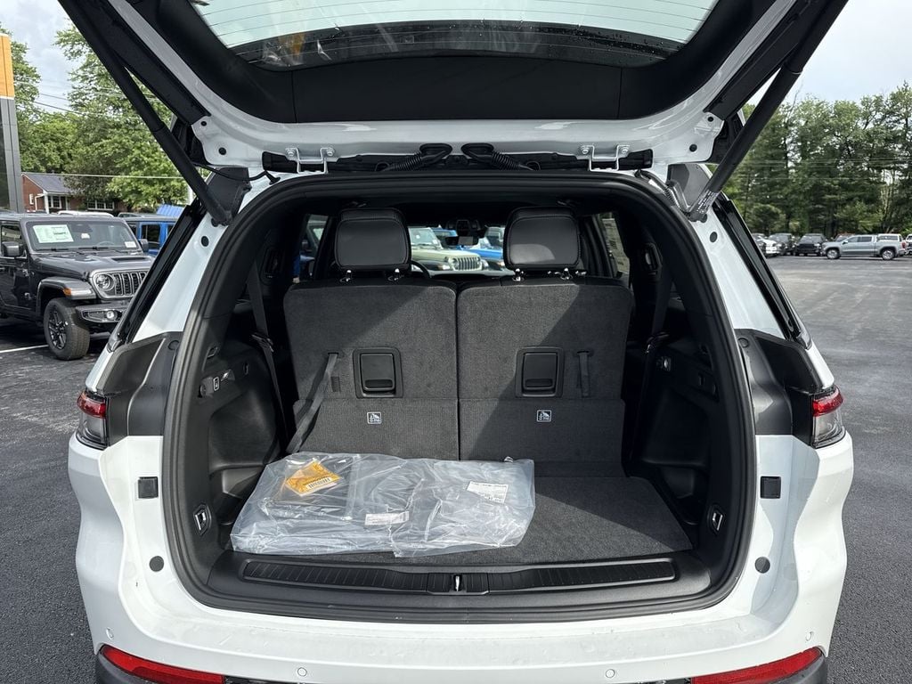 New 2026 Jeep Grand Cherokee L Altitude - photo - 16