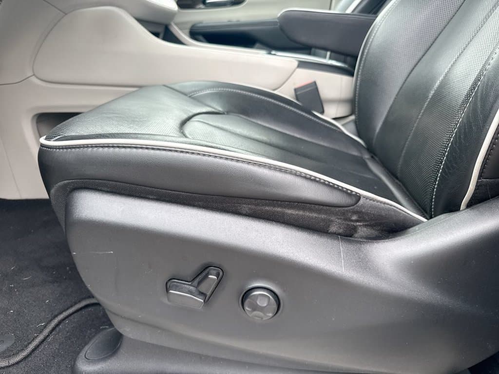 Pre-Owned 2023 Chrysler Pacifica Limited - photo - 23