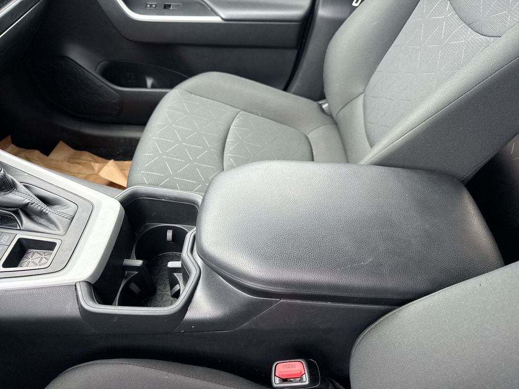 Pre-Owned 2024 Toyota RAV4 XLE - photo - 25