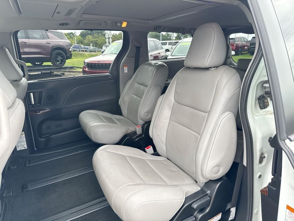 Pre-Owned 2018 Toyota Sienna Limited Premium - photo - 13