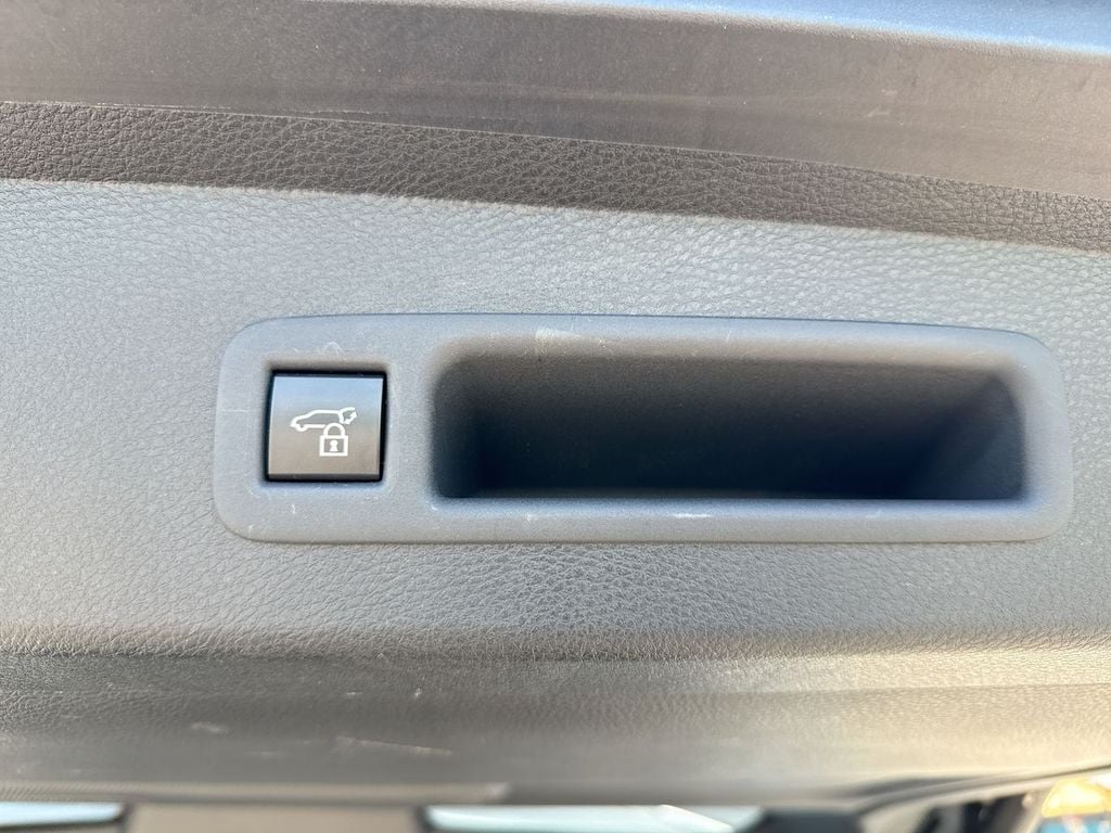 Pre-Owned 2025 Toyota Sienna XLE - photo - 17