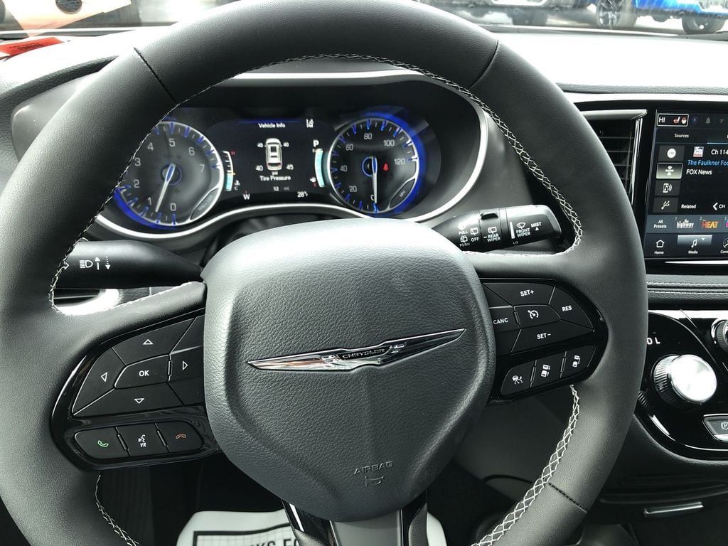 New 2026 Chrysler Pacifica Select - photo - 24