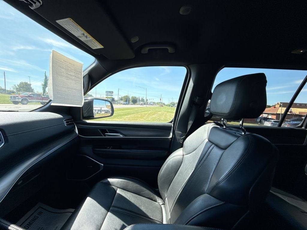 Pre-Owned 2023 Jeep Wagoneer Series III - photo - 32