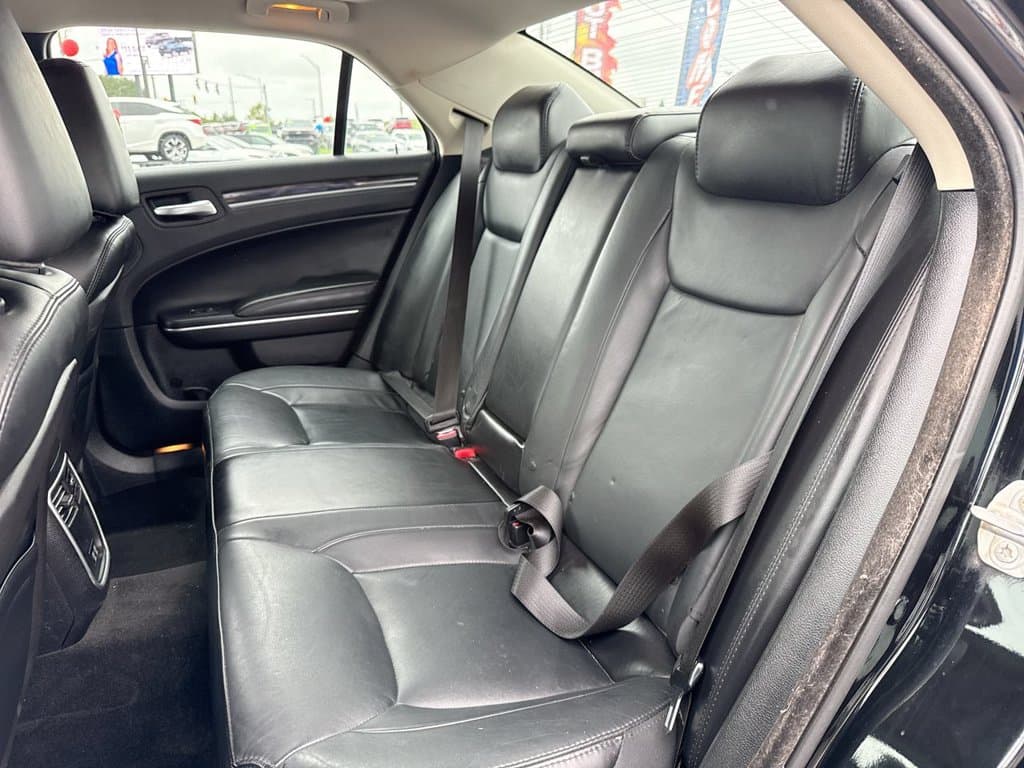 Pre-Owned 2015 Chrysler 300 Limited - photo - 10