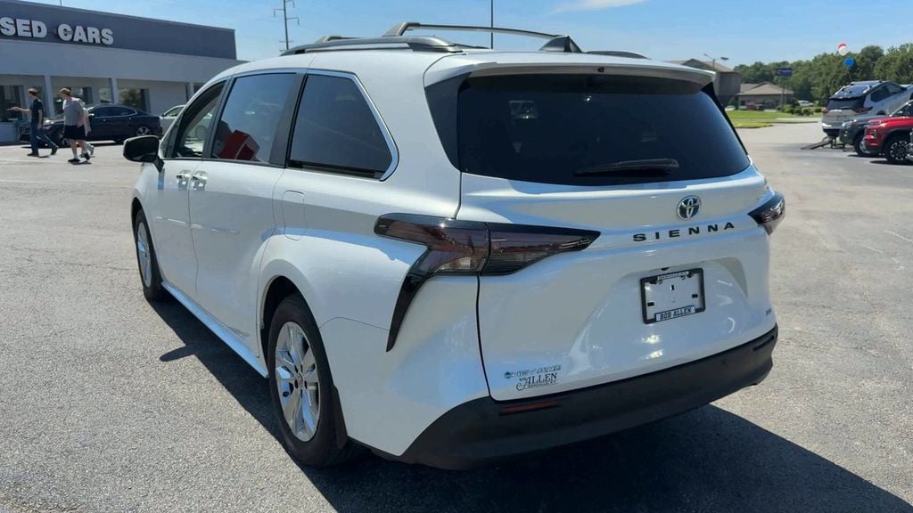 Pre-Owned 2025 Toyota Sienna XLE - photo - 4