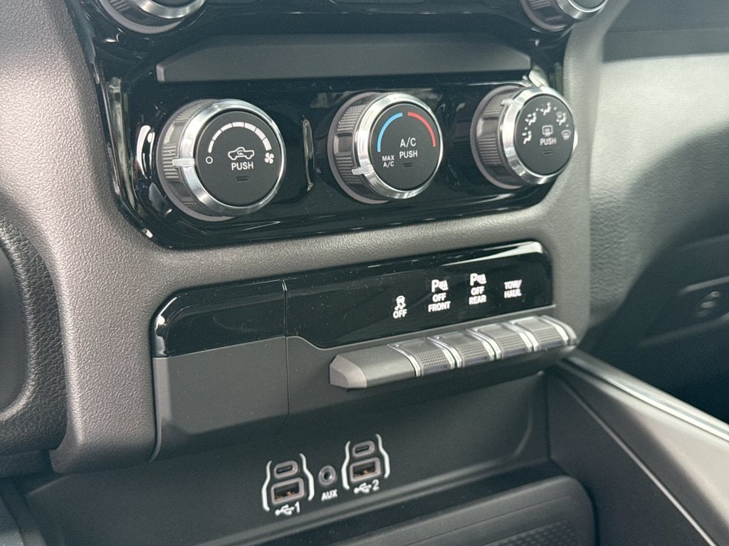 New 2026 Ram 1500 Express - photo - 28