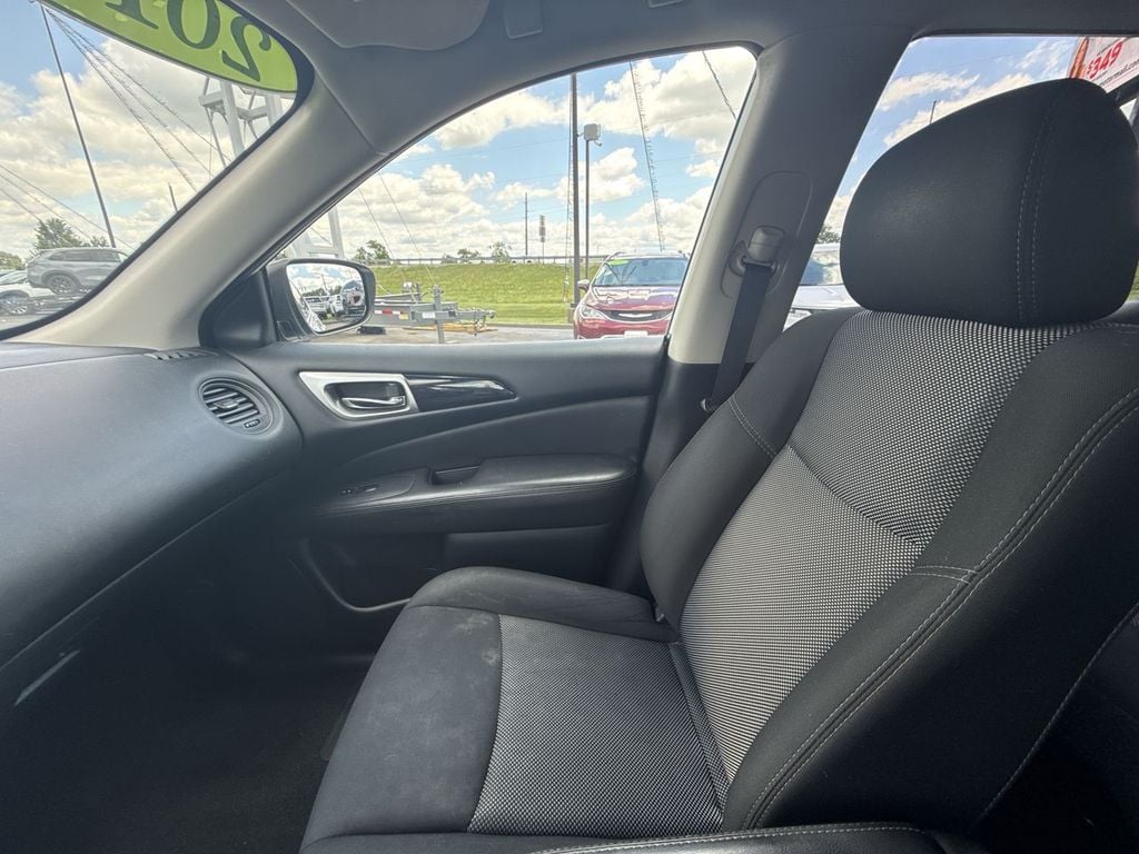 Pre-Owned 2018 Nissan Pathfinder S - photo - 30