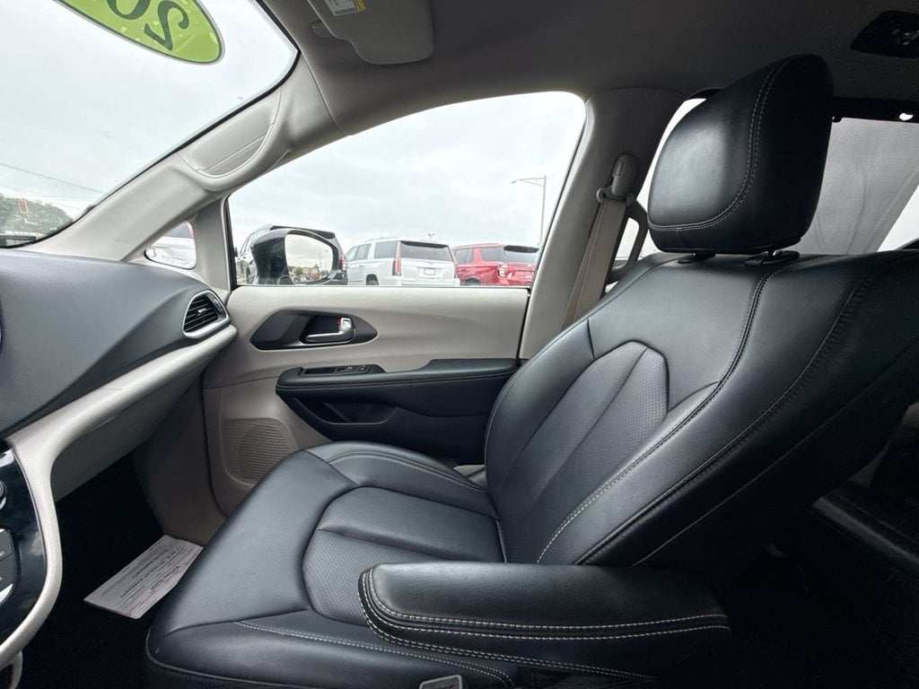 Pre-Owned 2024 Chrysler Pacifica Touring L - photo - 31