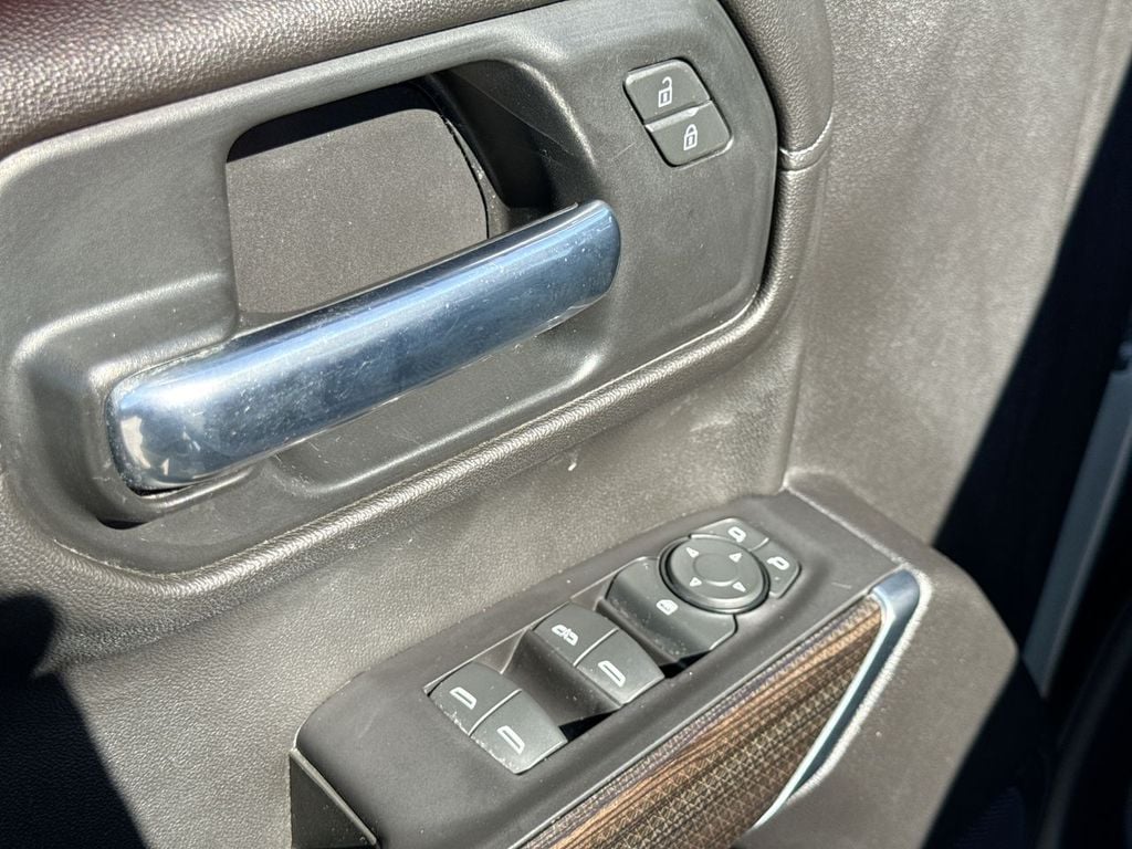 Pre-Owned 2020 Chevrolet Silverado 1500 RST - photo - 11
