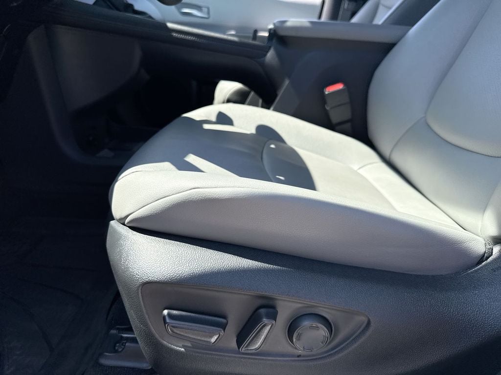 Pre-Owned 2025 Toyota Sienna XLE - photo - 24