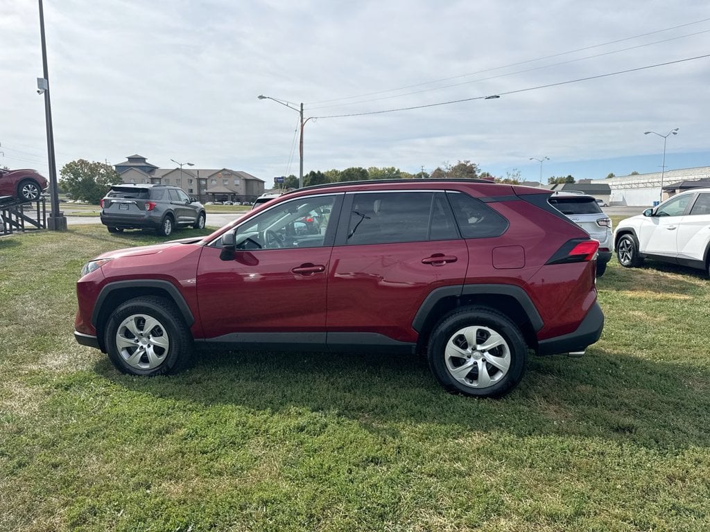 Pre-Owned 2021 Toyota RAV4 LE - photo - 10