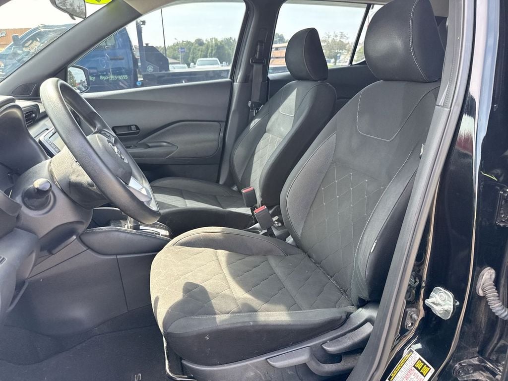 Pre-Owned 2019 Nissan Kicks S - photo - 12
