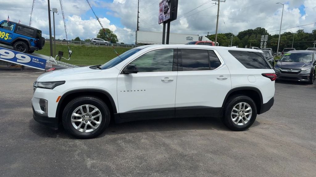 Pre-Owned 2023 Chevrolet Traverse LS - photo - 2