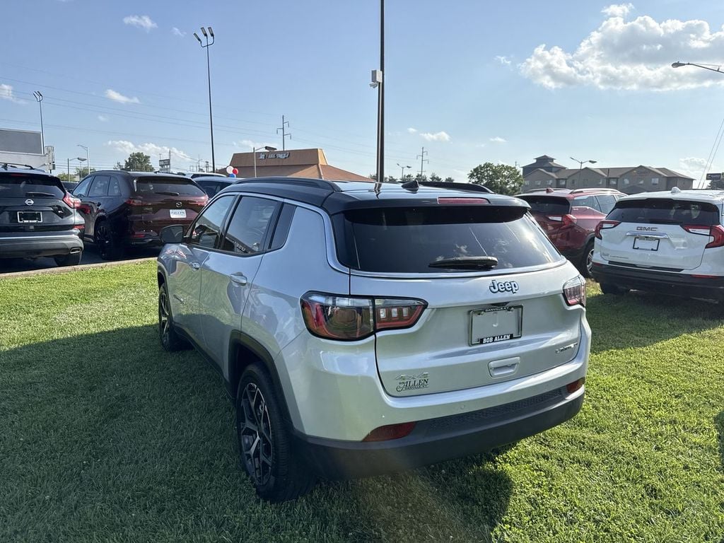 Pre-Owned 2025 Jeep Compass Limited - photo - 11