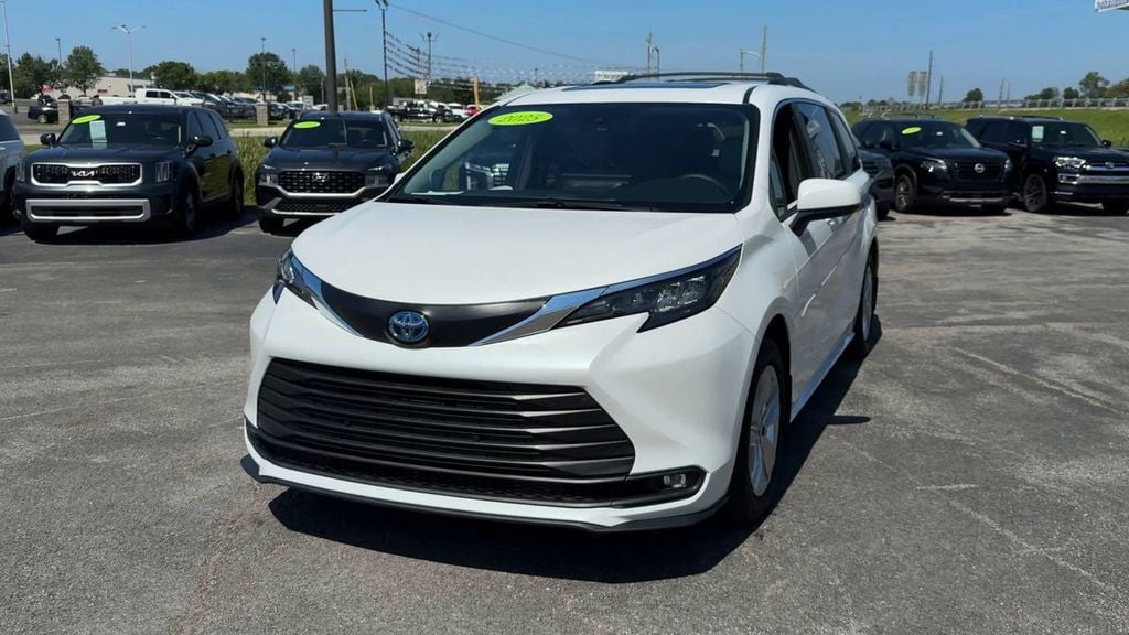 2025 Toyota Sienna XLE Photo in Danville KY 40422